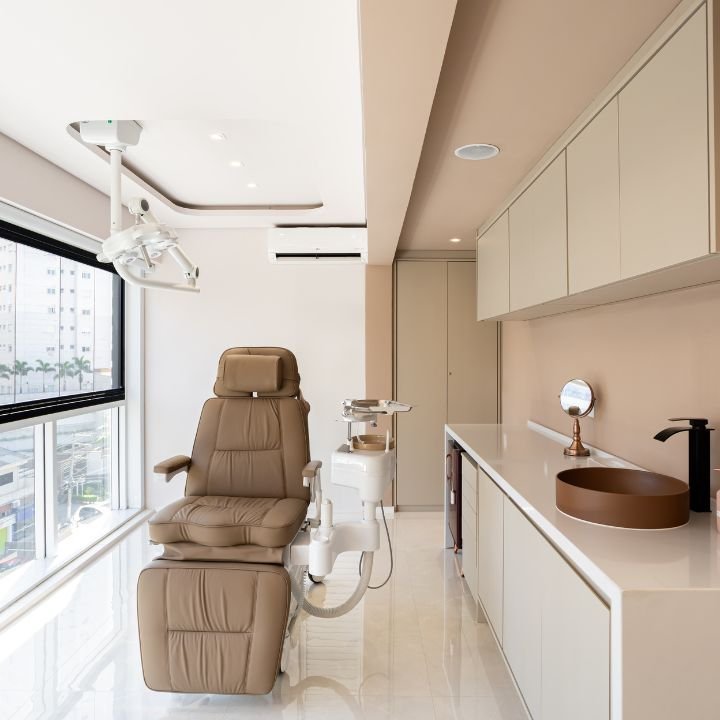 Sala de atendimento da clínica, com poltrona clínica e bancada