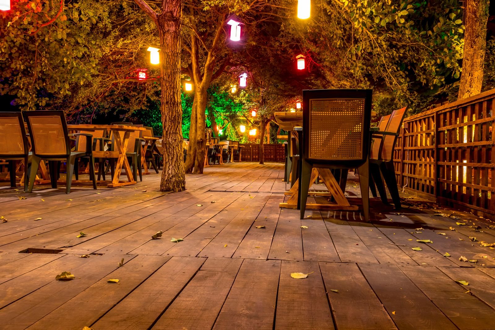 Deck externo iluminado por luzes amareladas