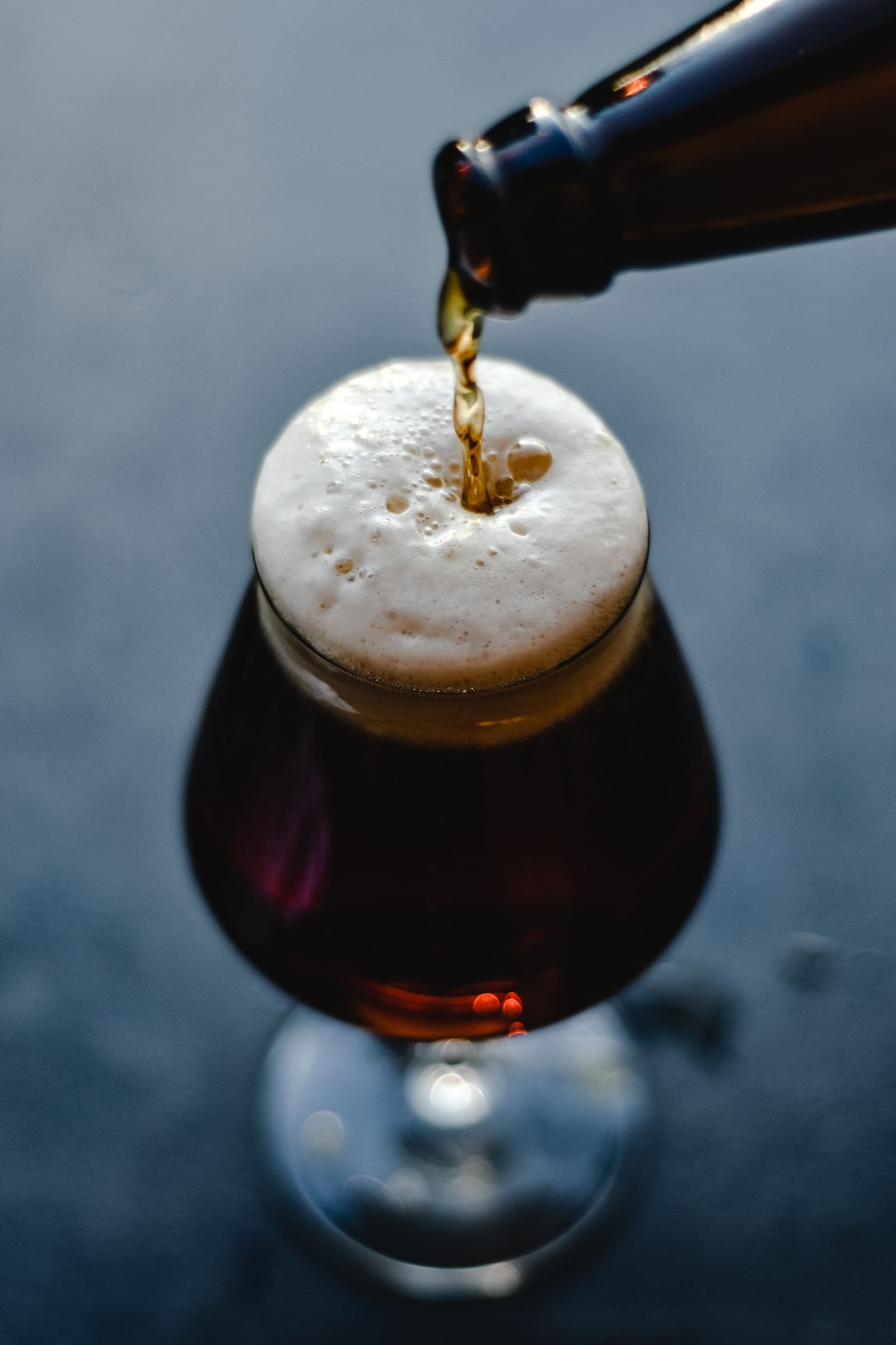 Cerveja artesanal sendo servida em taça