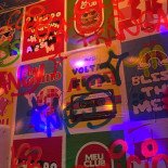 Parede de arte neon no interior da hamburgueria